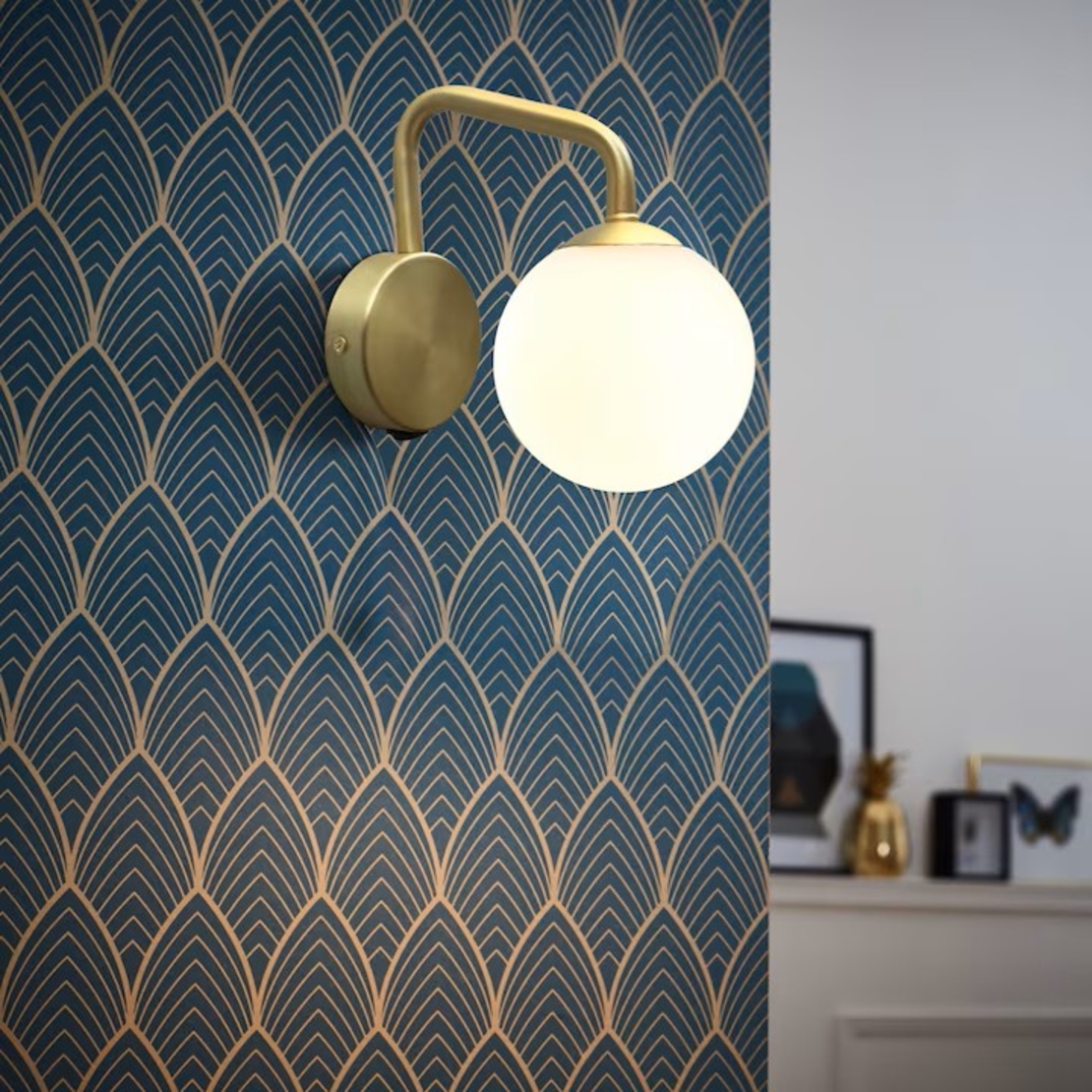 Елегантен стенен аплик в матирано злато – метал и стъкло с ключ E27