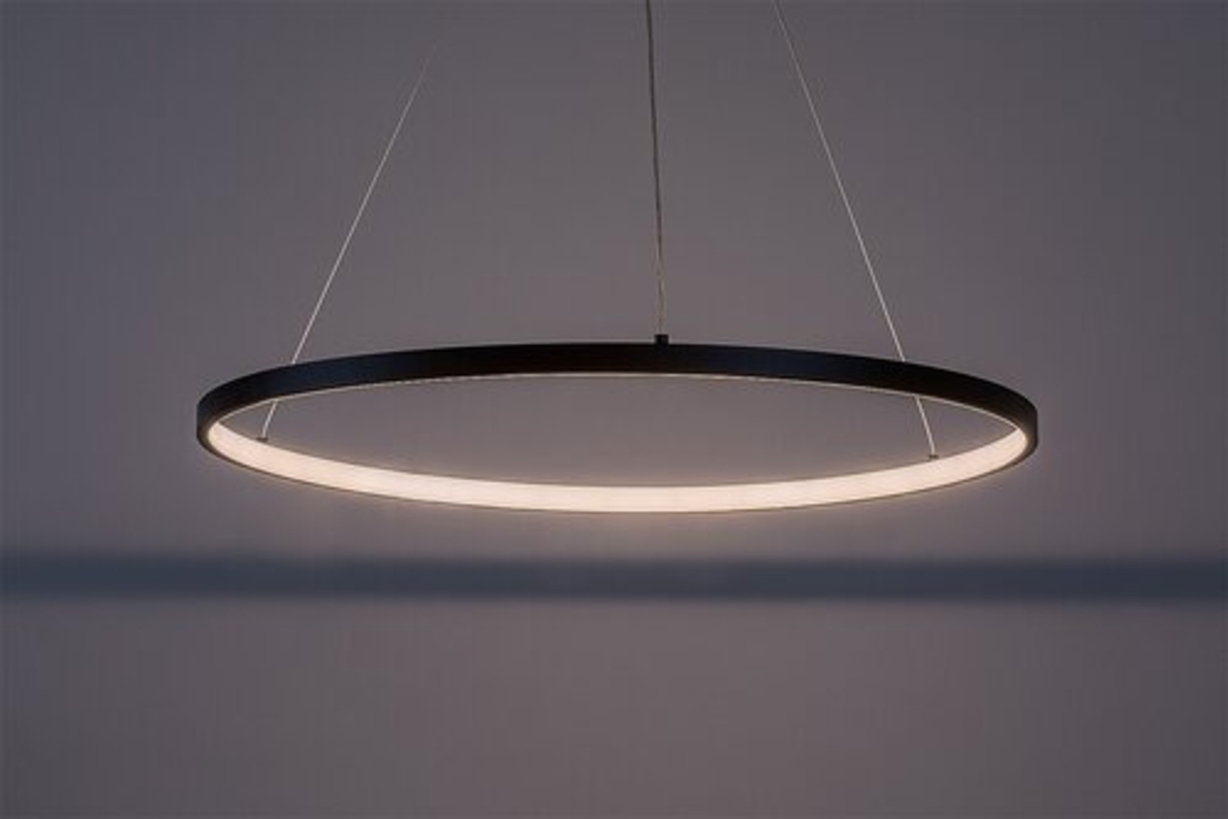 Модерен LED полилей 55W – черен метал и бял силикон с топла светлина