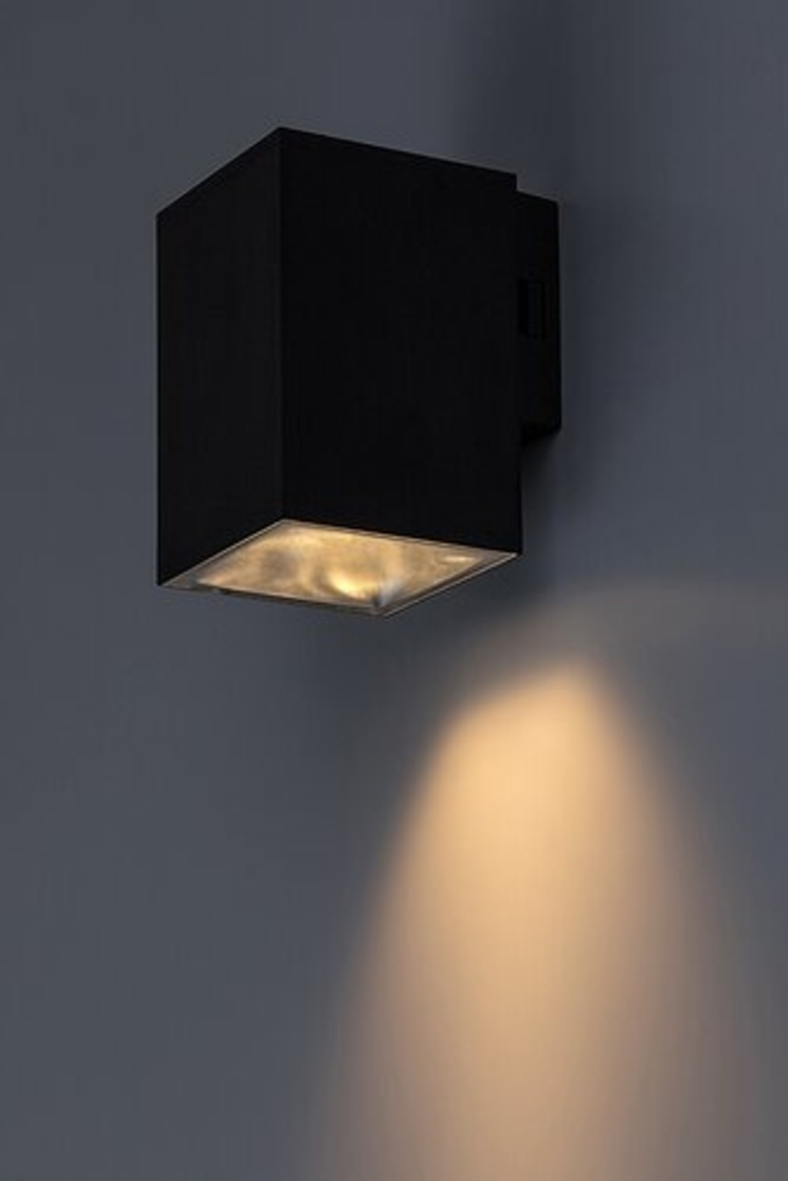 Компактен външен LED аплик Urfa 9W с регулиране на светлината – модерен, практичен и надежден