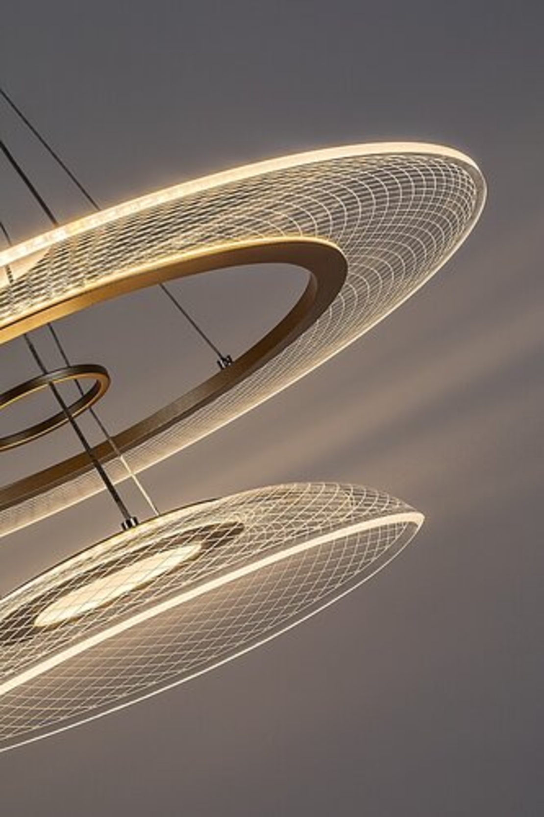 Модерен LED полилей 36W, златен метал и акрил, Ø550 мм