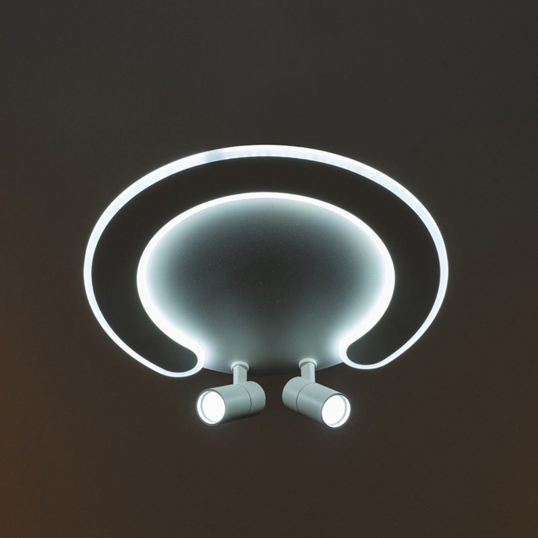 Smart LED таванен плафон 80W – елегантен бял дизайн и подвижни рамена