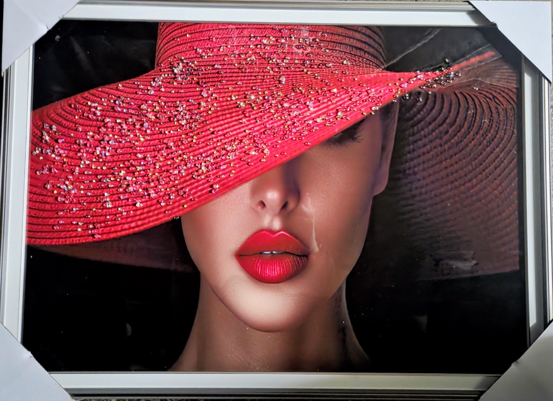 Дамата с червената шапка