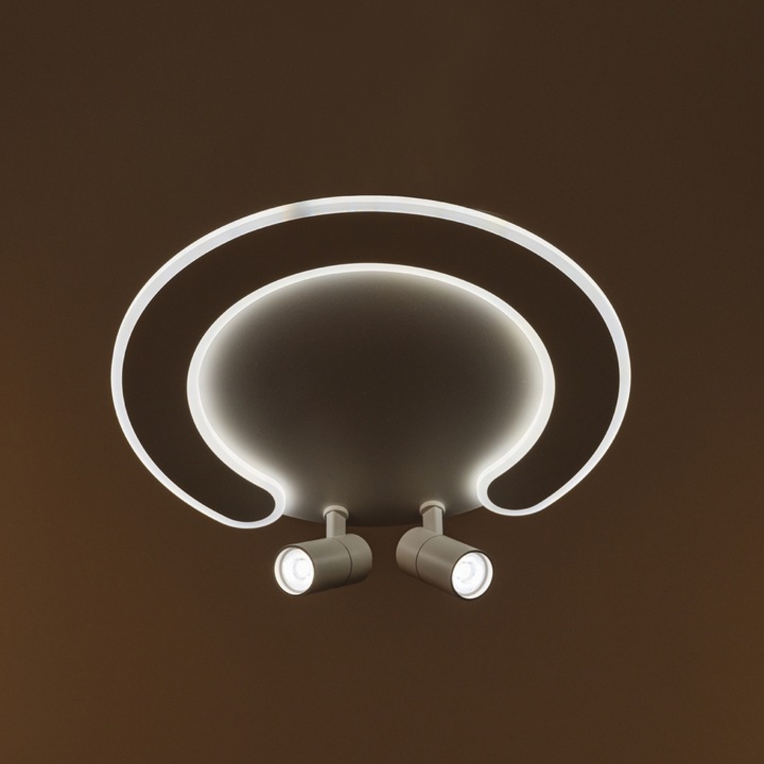 Smart LED таванен плафон 80W – елегантен бял дизайн и подвижни рамена