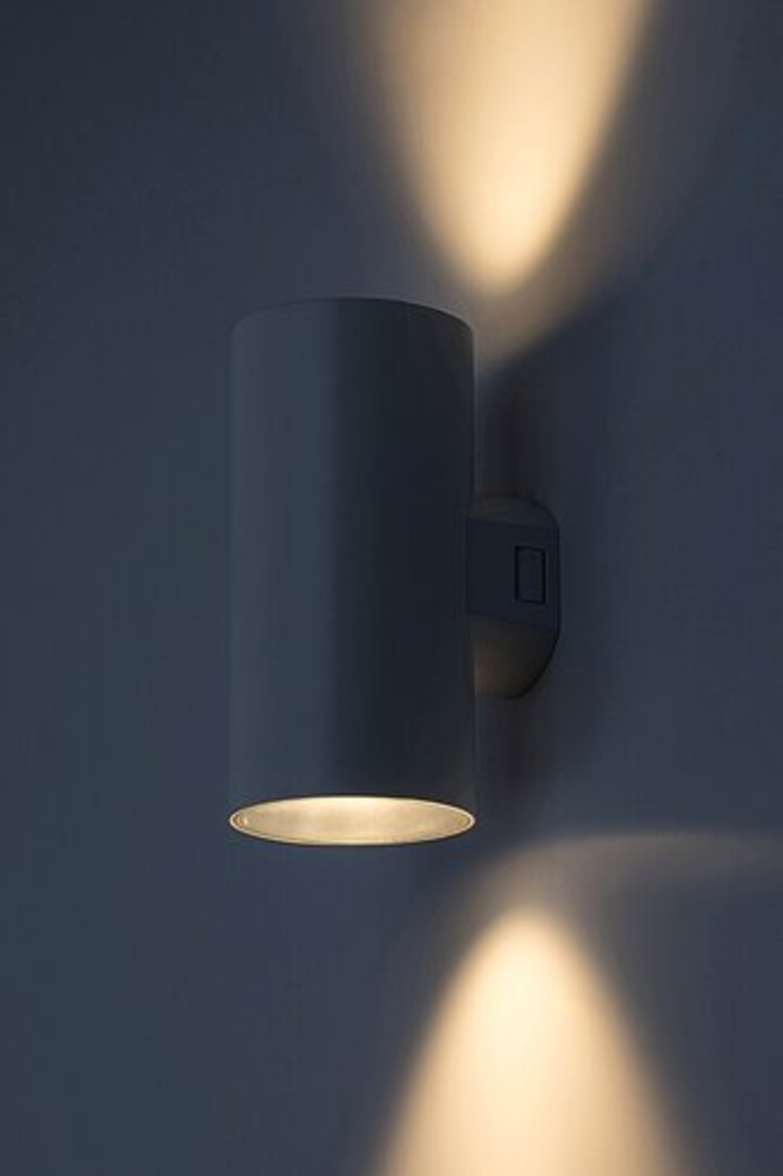 Външен LED аплик Urfa 18W в бял цвят – мощно и регулируемо фасадно осветление