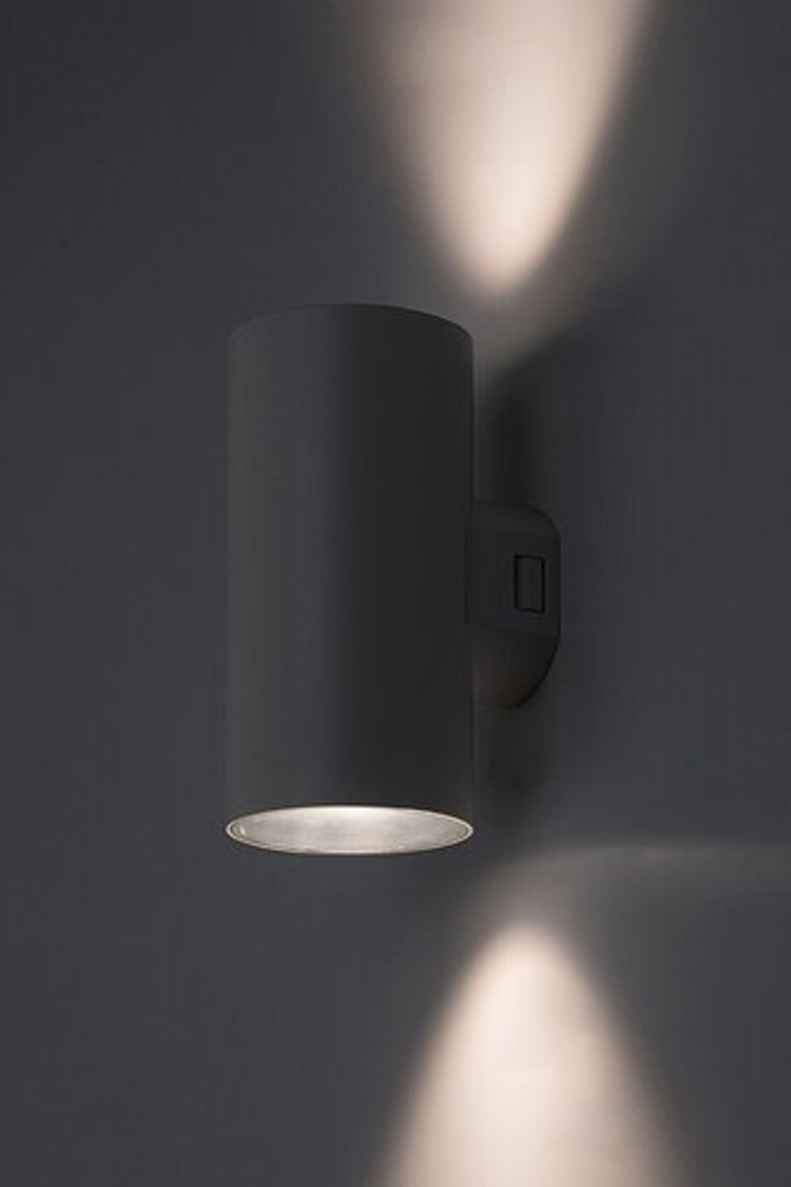 Външен LED аплик Urfa 18W в бял цвят – мощно и регулируемо фасадно осветление