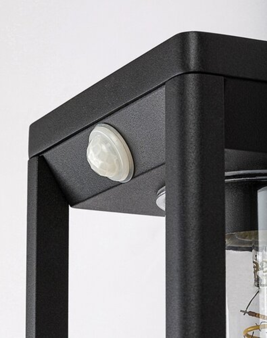 Външен аплик Zernest E27 със сензор – модерно фасадно осветление с IP54 защита