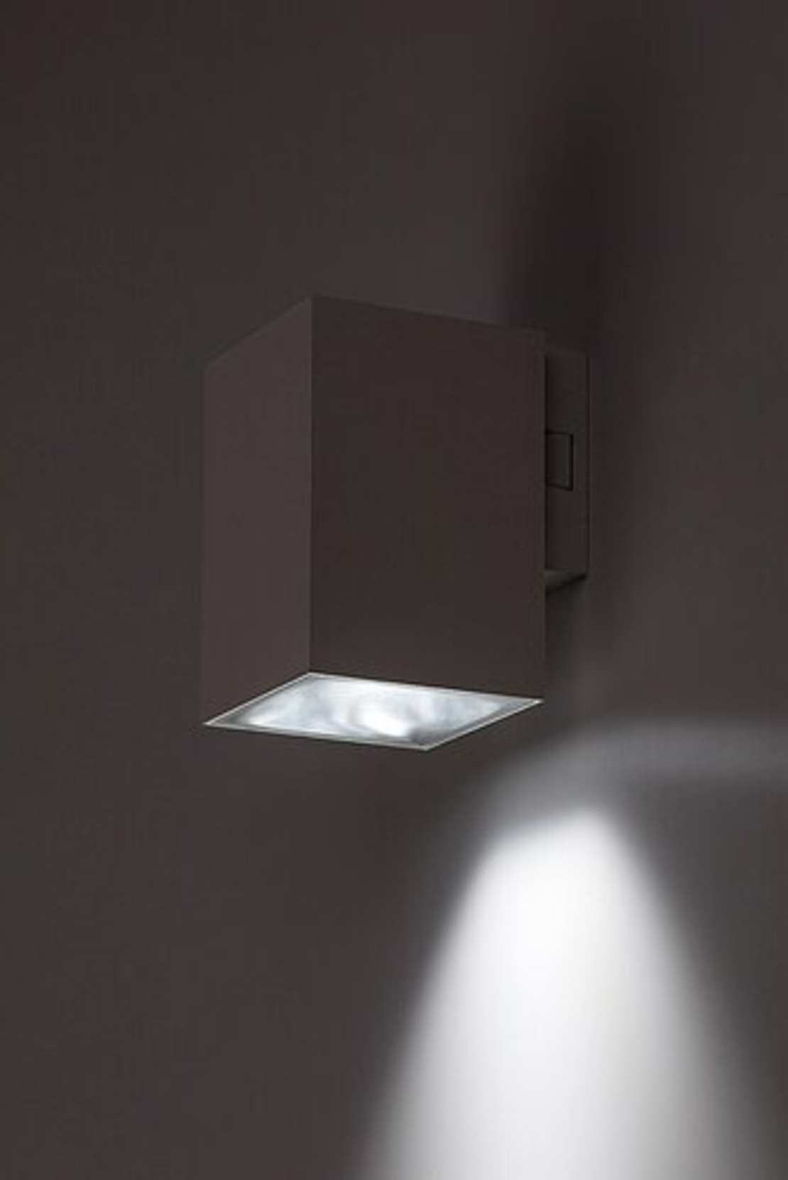 Външен LED аплик Urfa 9W в бял цвят – регулируема светлина за модерни фасади