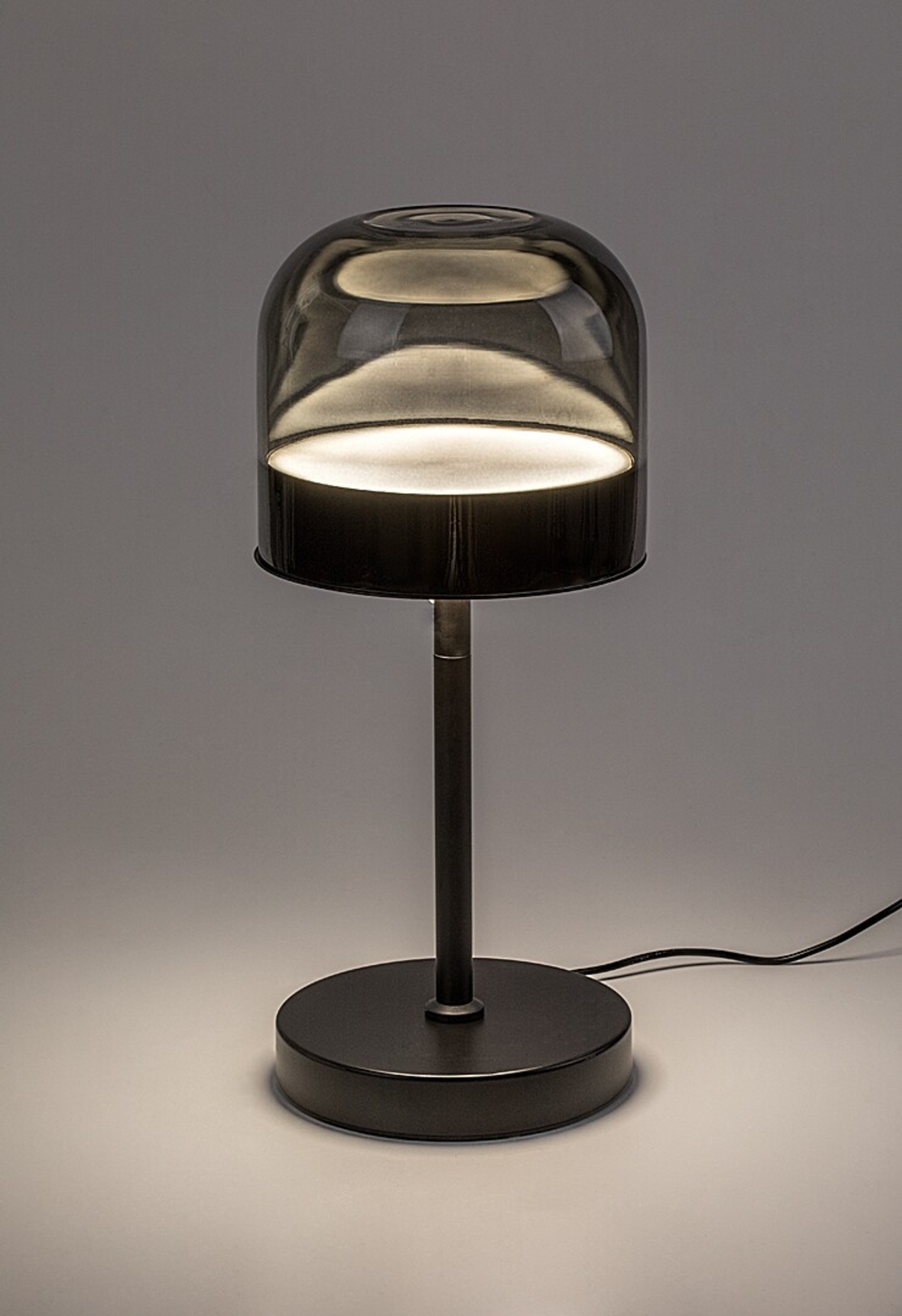 Модерна LED настолна лампа – 13W, 3000K–6000K, IP20, димируема, черен метал и опушено стъкло