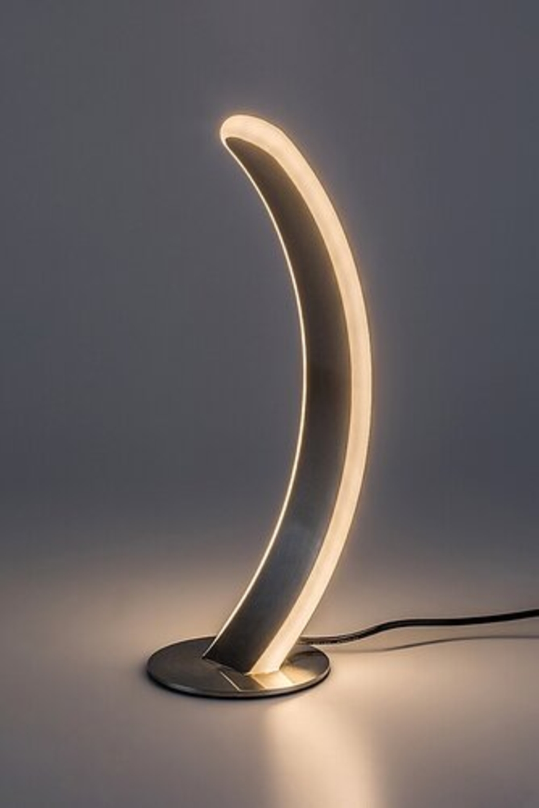 LED настолна лампа 12W – сатенен хром, топло бяла светлина (3000K)