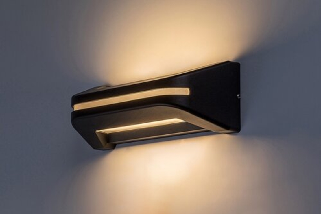 Мощен черен LED аплик Kobarid 20W – модерно фасадно осветление с естествена светлина