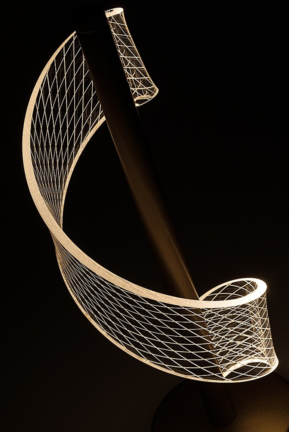 Елегантна настолна LED лампа 6W, златен метал и акрил, топло бяла светлина