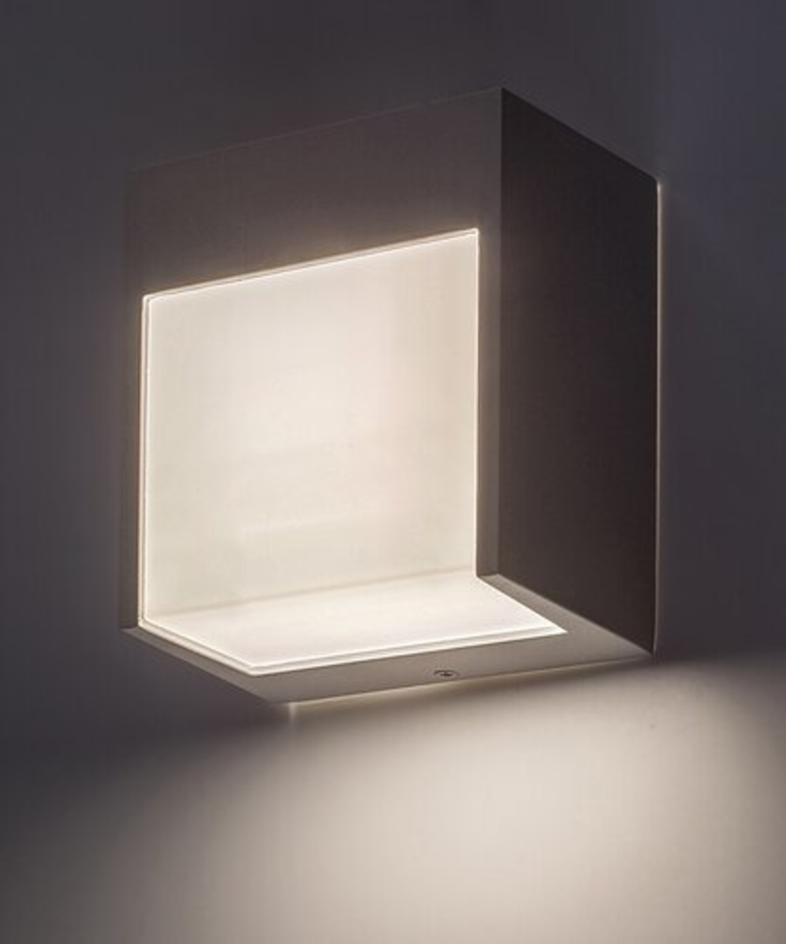 Модерен бял LED аплик Balimo 12W – стилно фасадно осветление с естествена светлина