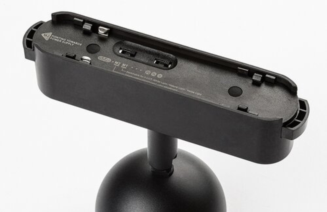 Смарт LED релсов спот – 5W регулируема цветна температура 2700–5500K, Wi-Fi управление, стилен черен алуминий