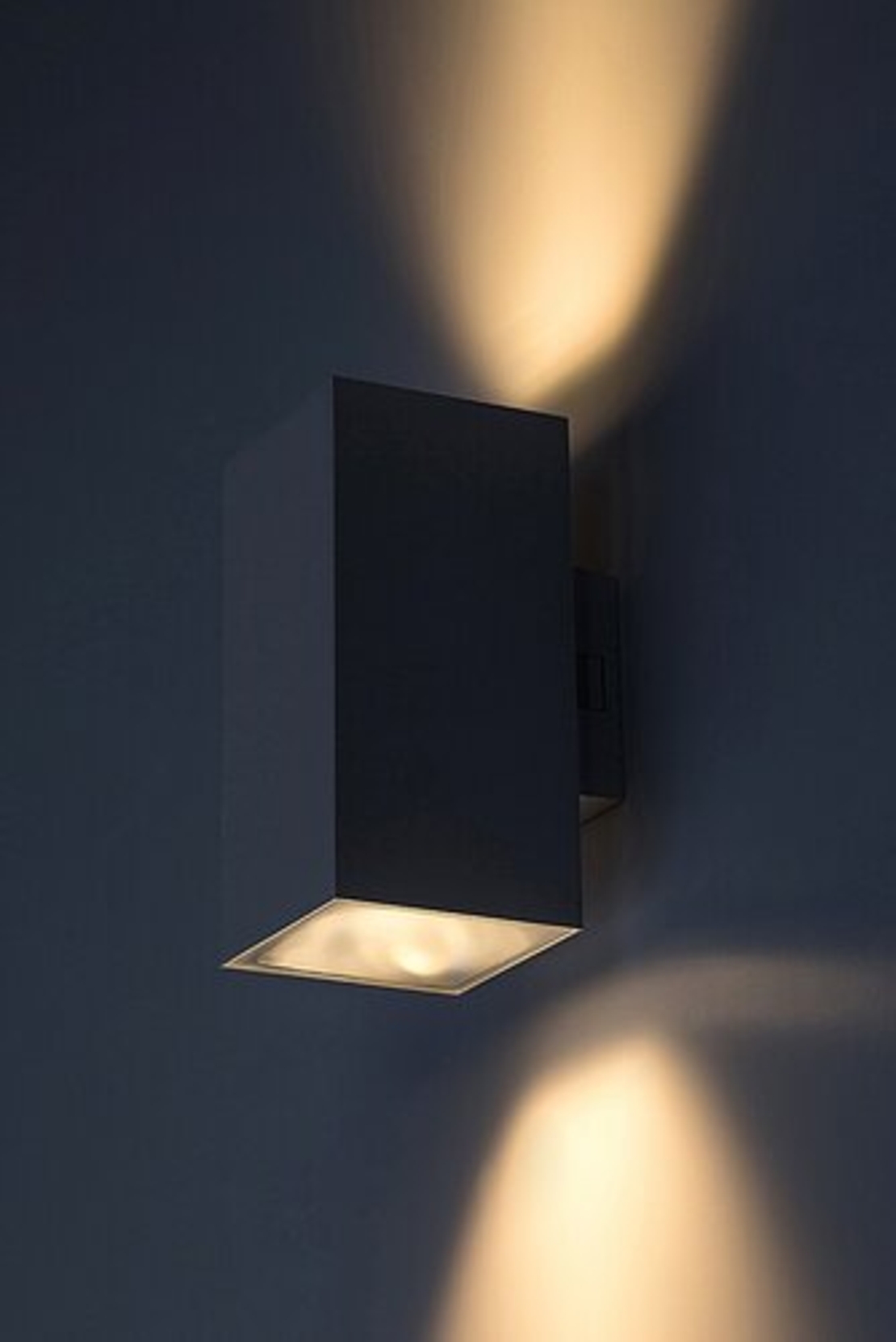 Външен LED аплик Urfa 18W в бял цвят – мощно осветление с регулируема светлина