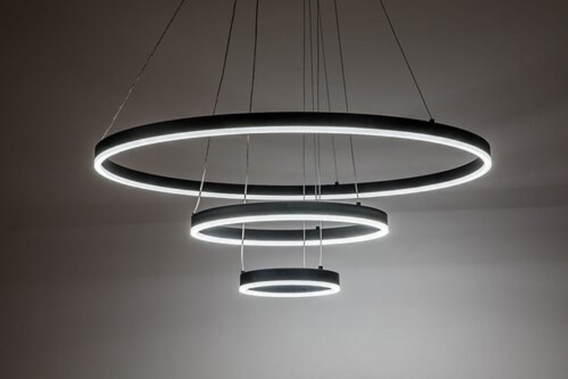 Модерен LED полилей Isaure – 100W, CCT 3000K–6500K, димируем, с дистанционно