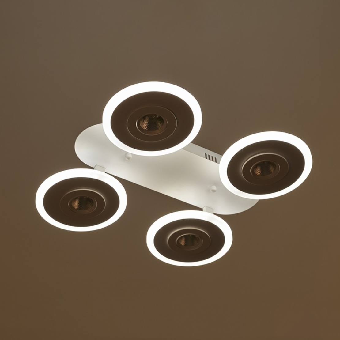 LED полилей 84W – бял цвят, Smart управление и регулируема светлина (2700K–6800K)