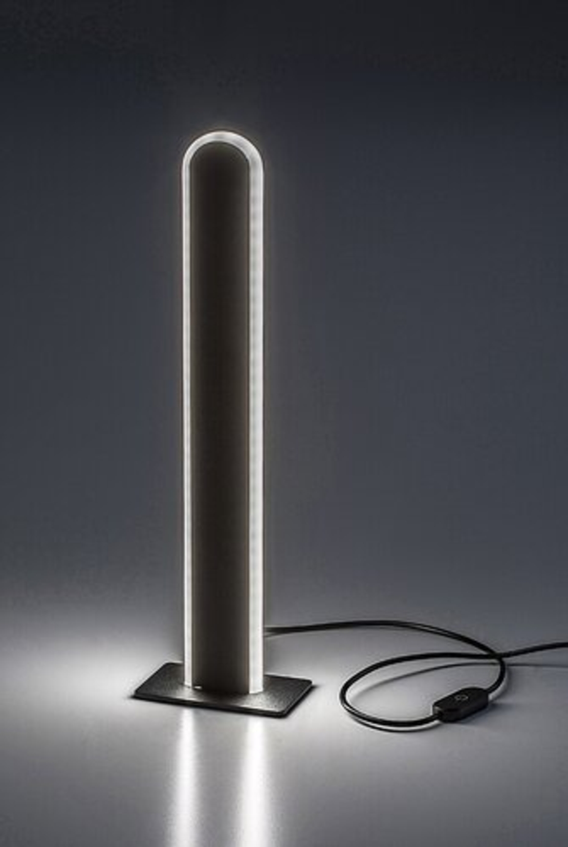 Модерна LED настолна лампа 15W с димиране и регулиране на цветната температура – черна