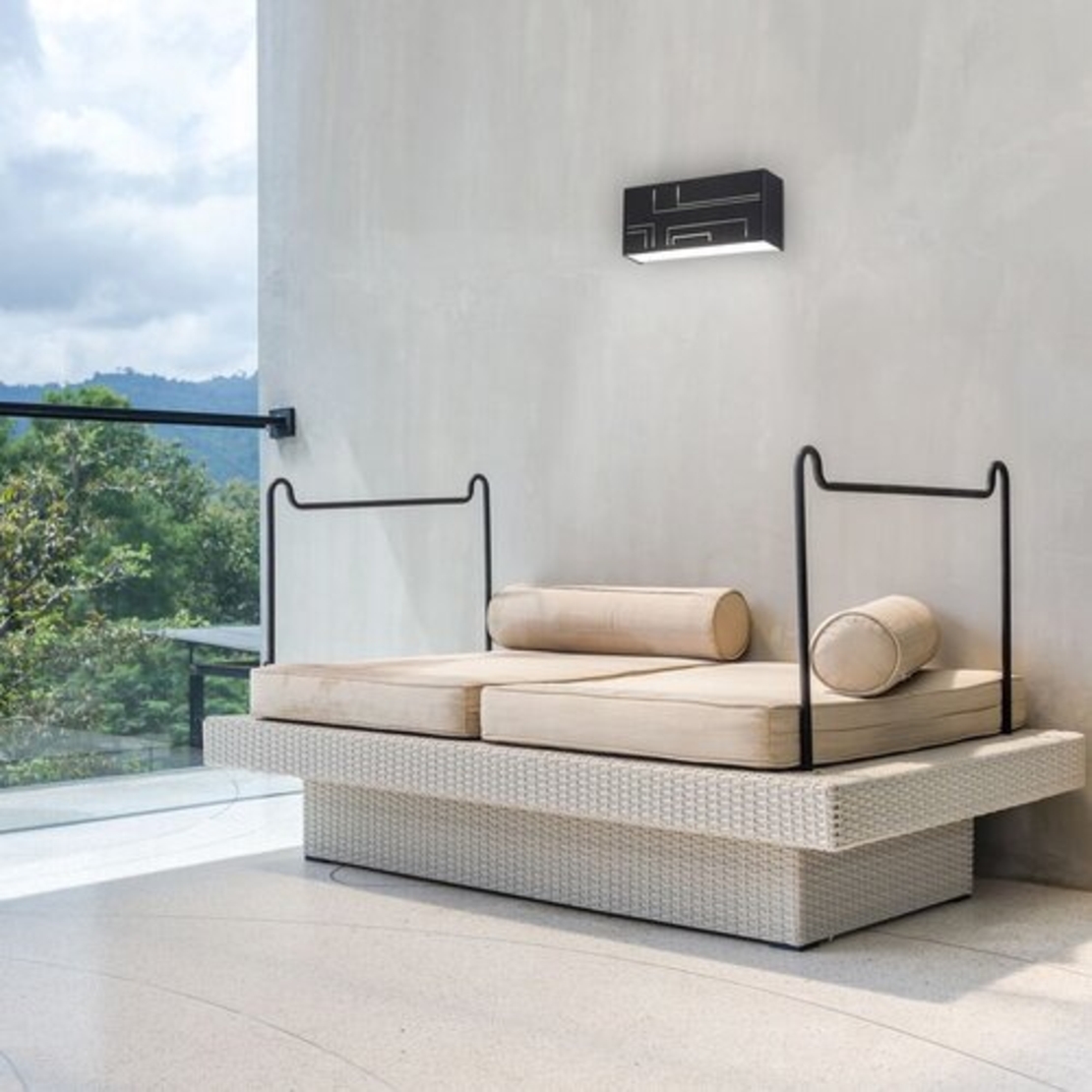 Минималистичен черен LED аплик Maribor 12W – елегантно фасадно осветление с естествена светлина