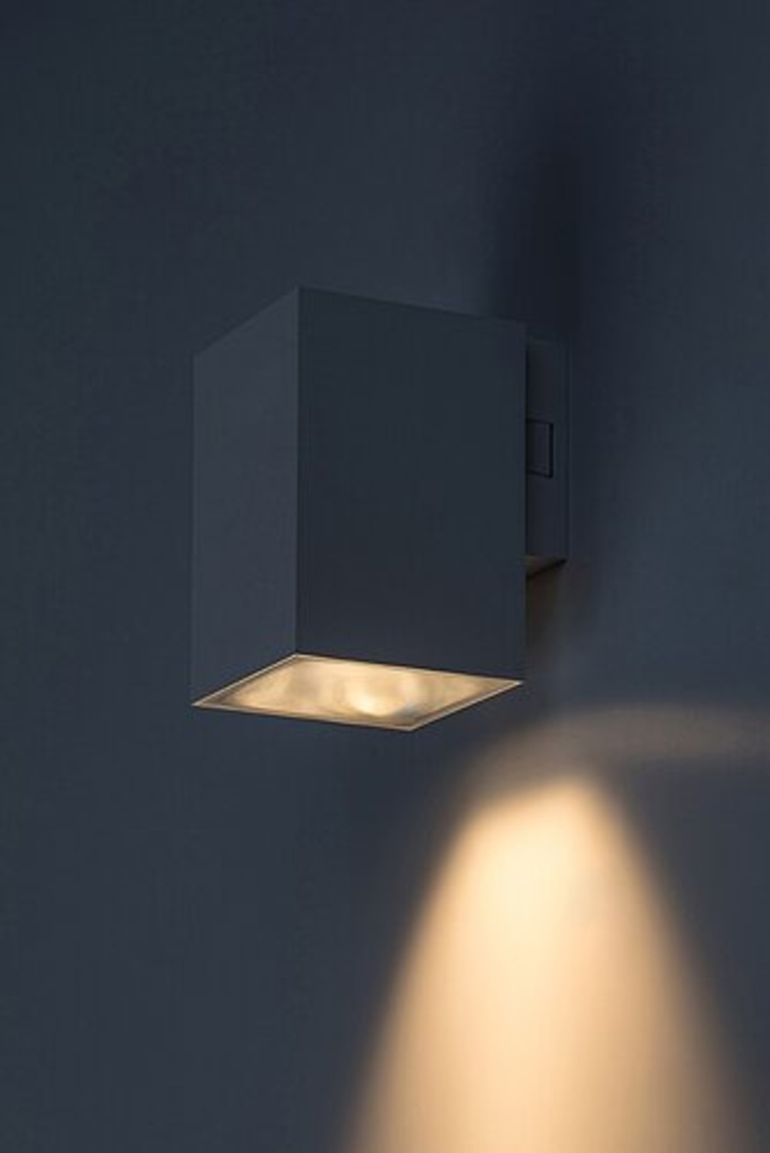 Външен LED аплик Urfa 9W в бял цвят – регулируема светлина за модерни фасади