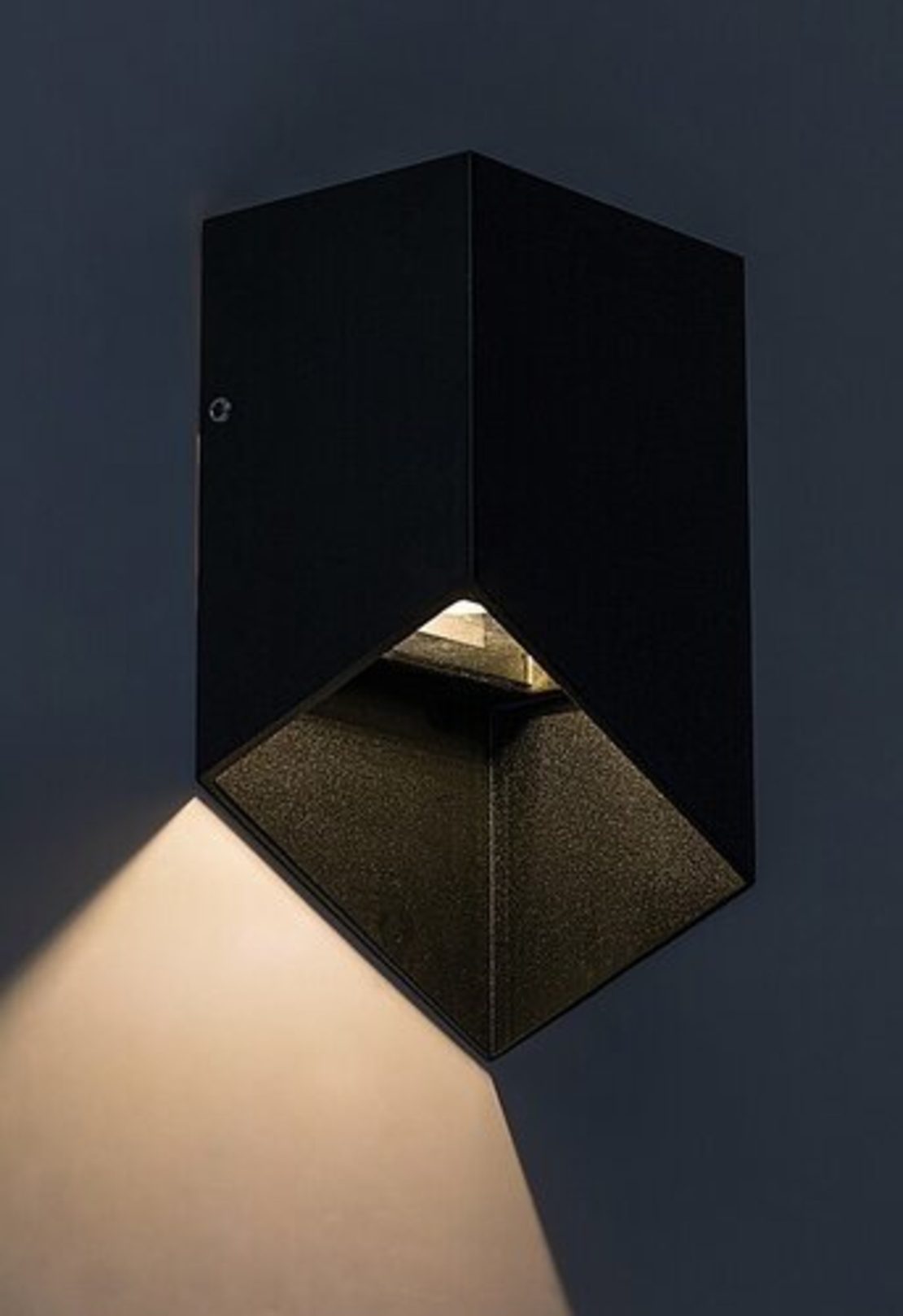 Модерно външно стенно LED осветление Tilburg 5W – елегантен дизайн с IP54 защита