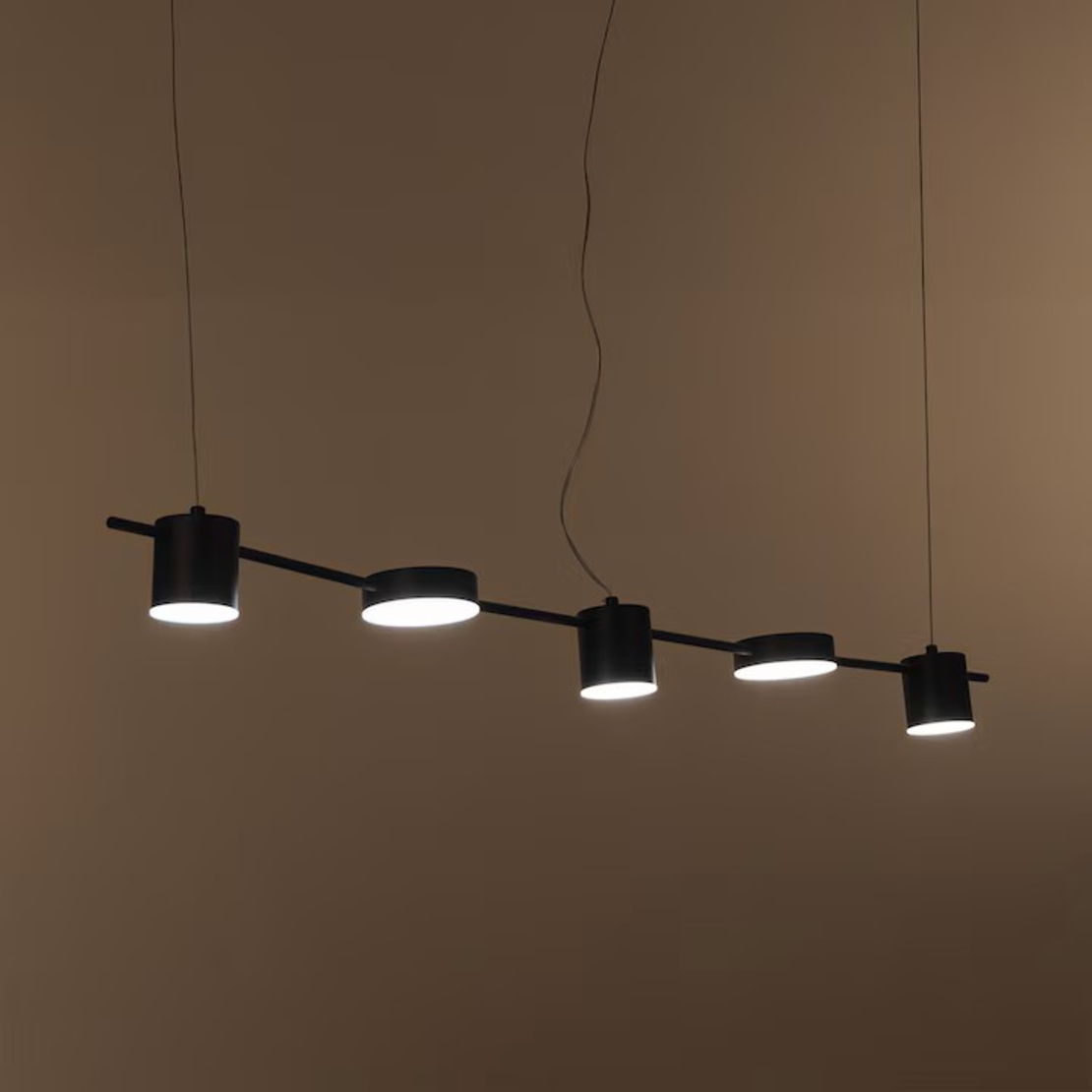 LED полилей „Black Rings XL“ – модерен дизайн с дистанционно управление