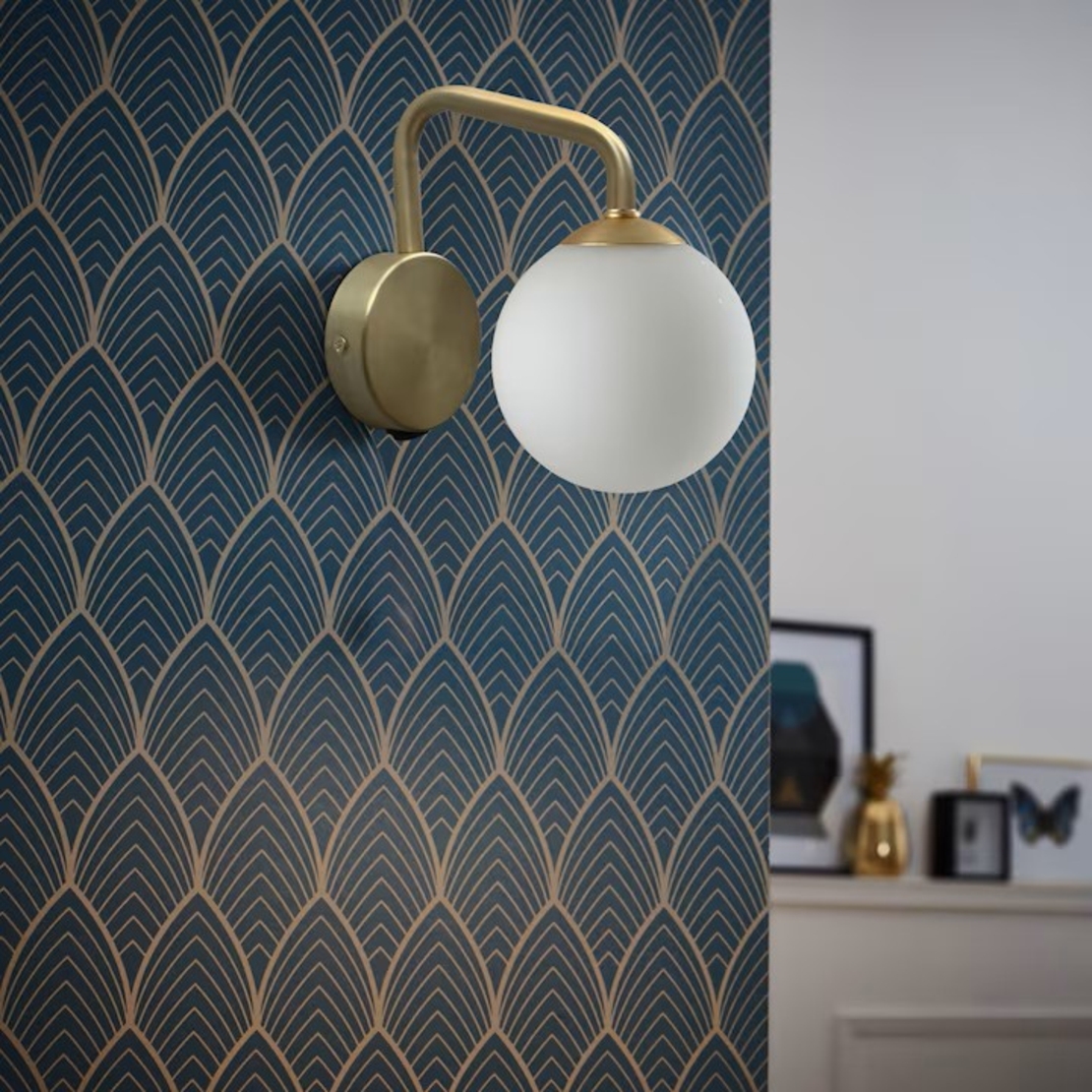 Елегантен стенен аплик в матирано злато – метал и стъкло с ключ E27