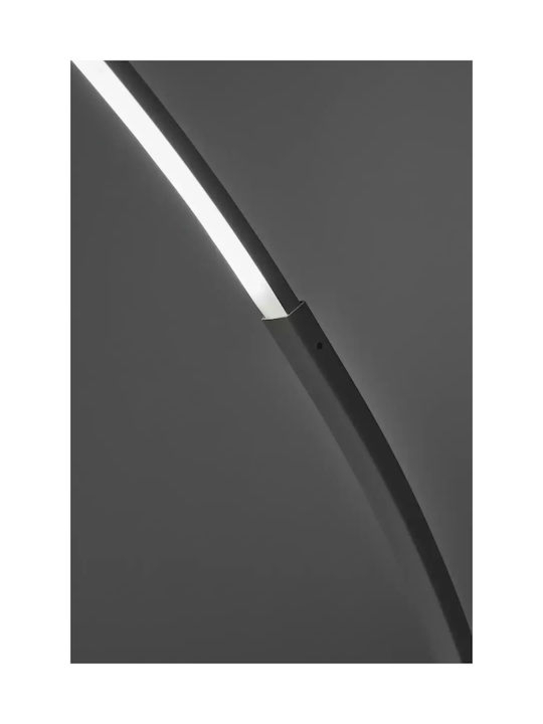 Модерен подов LED лампион – черен метал, неутрална бяла светлина (3500–4500K)