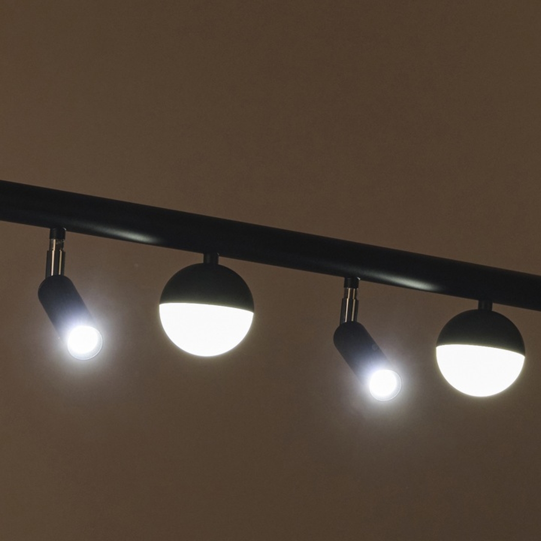 LED полилей „Black Line“ – модерно осветление за стилен дом