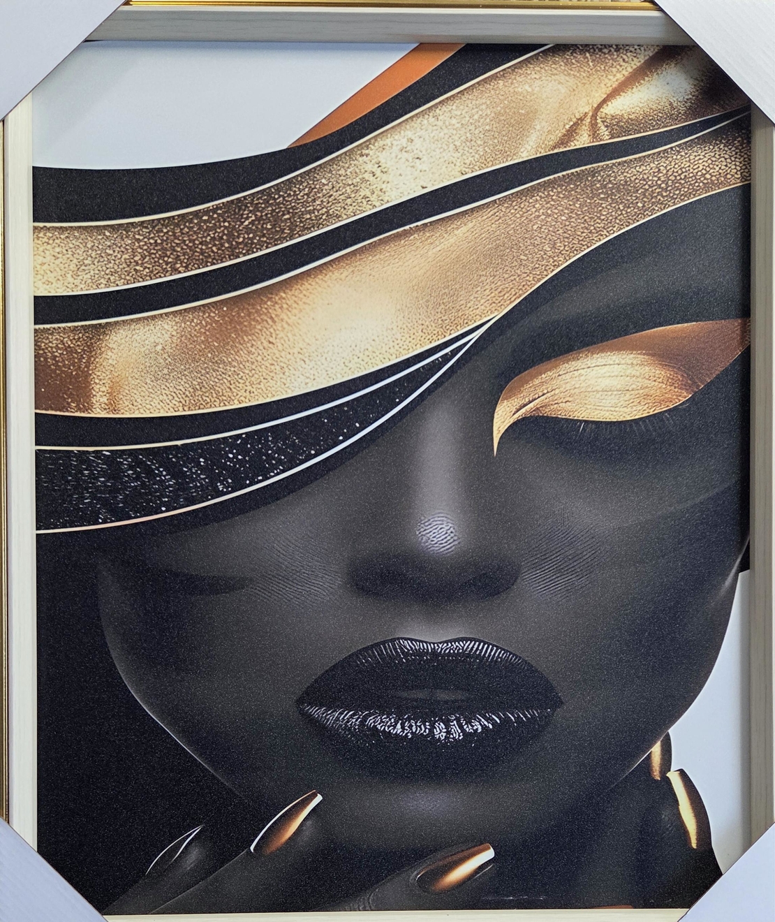 Златна мистерия – модерна картина на жена в черно и златно, луксозна декорация за стена