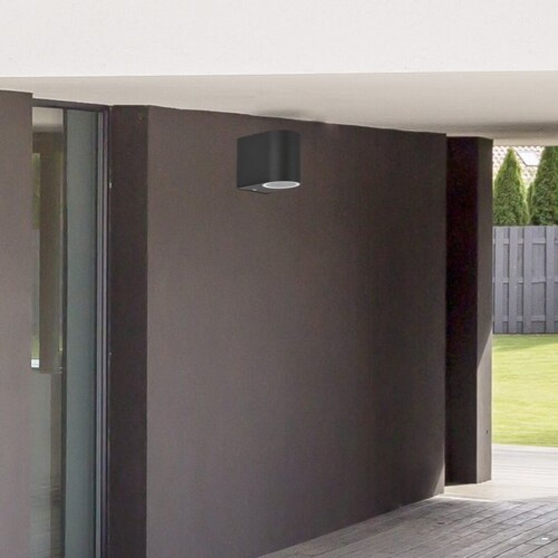 Външен аплик Chile в черен цвят – елегантен минимализъм и насочено осветление