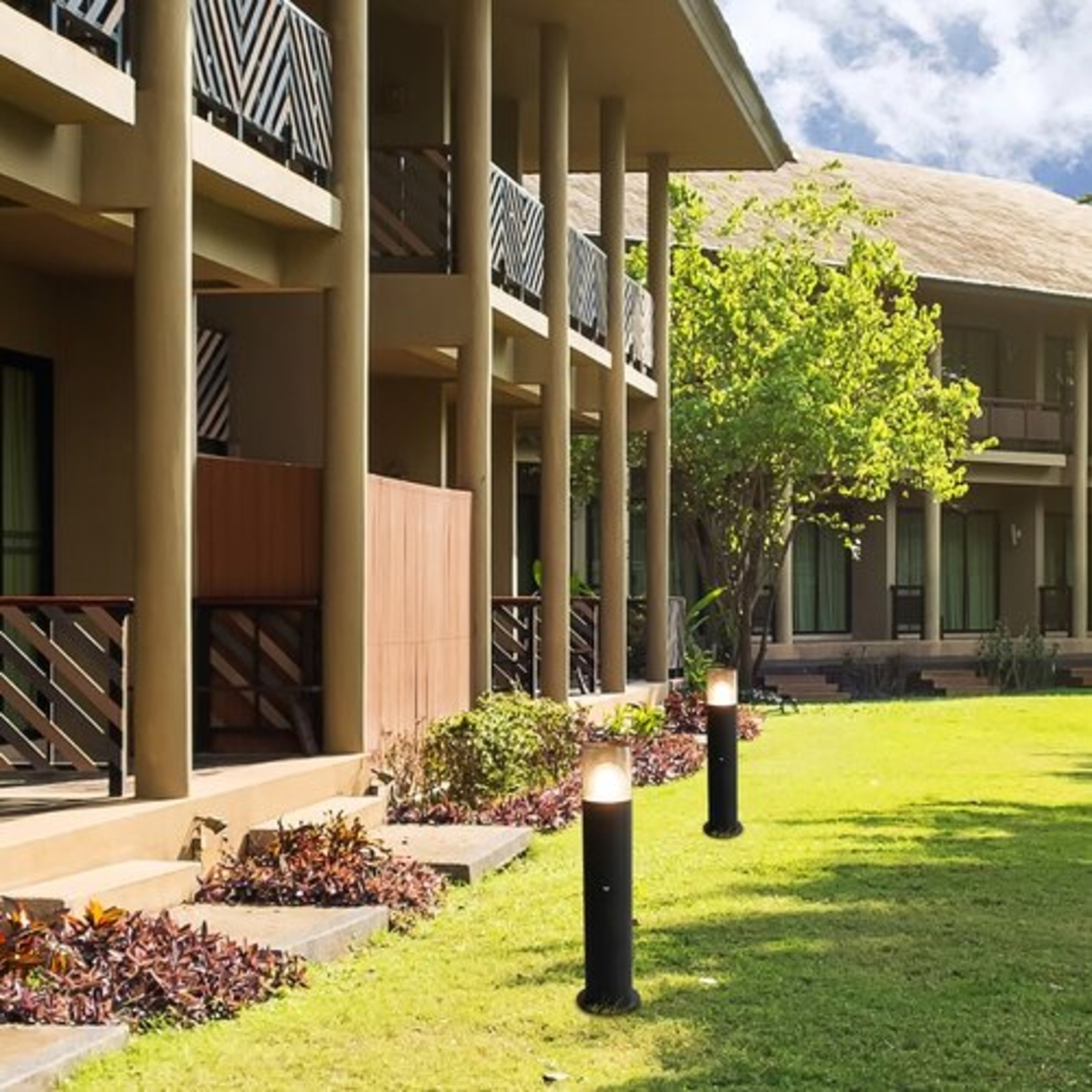 Градински стълб Teplice E27 със сензор – модерно външно осветление с кафяв прозиращ абажур и IP44 защита