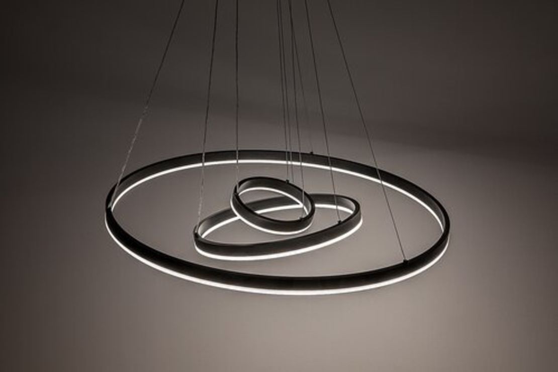 Модерен LED полилей Isaure – 100W, CCT 3000K–6500K, димируем, с дистанционно