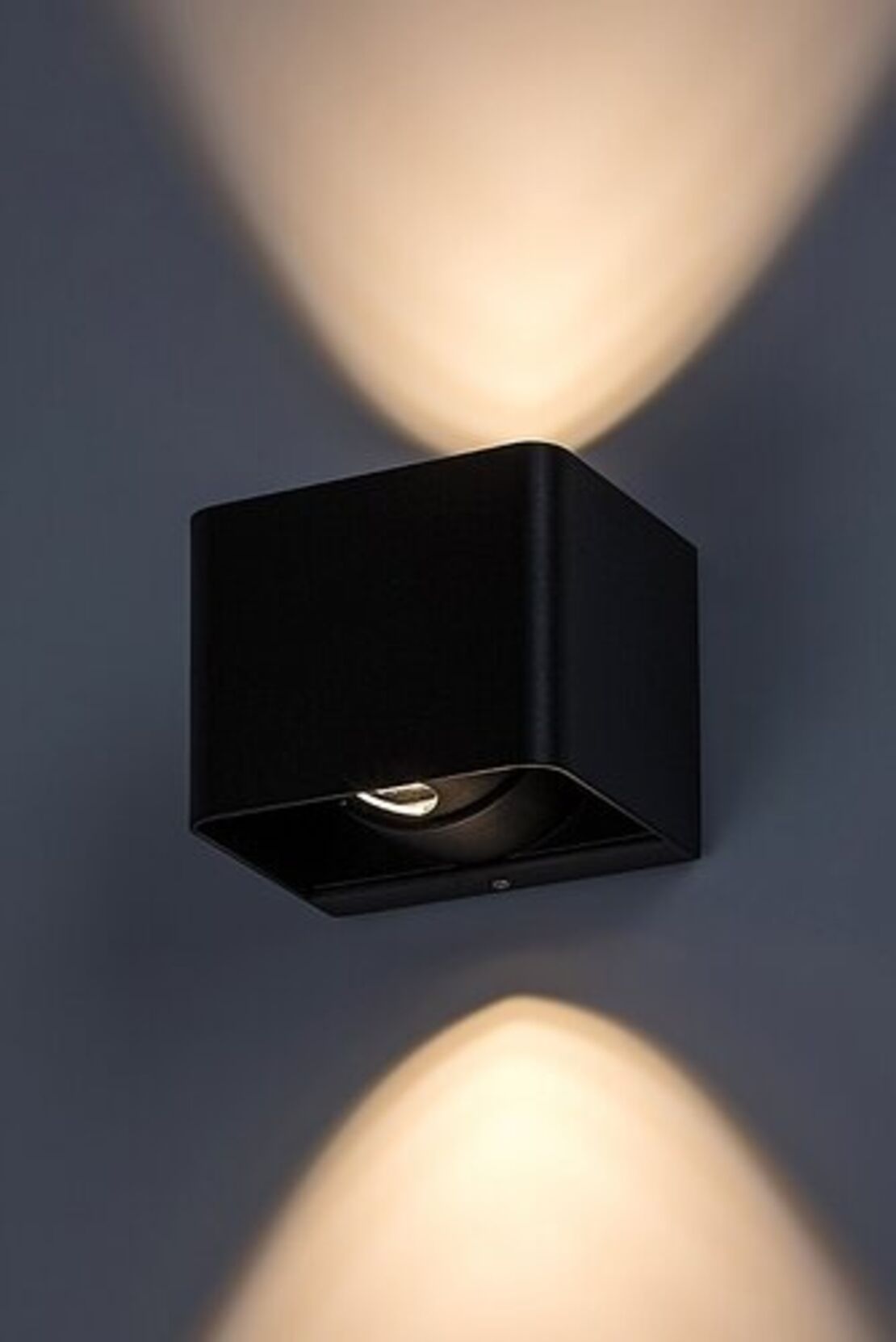 Компактен LED фасаден аплик Hallstatt 10W – стилен антрацит и топла светлина