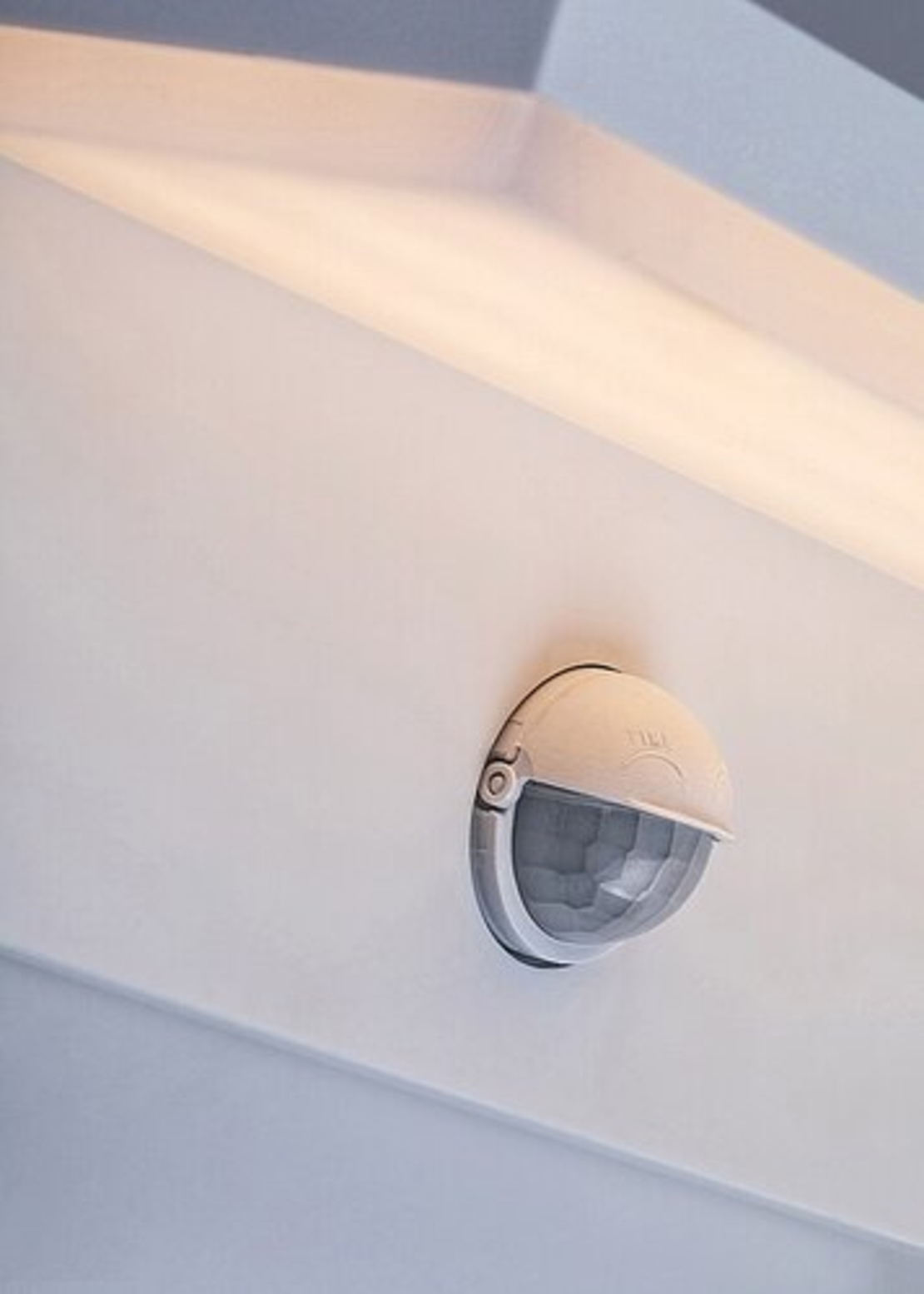 Интелигентен бял LED аплик Zaragoza 9W – външно осветление със сензор и регулируема цветна температура