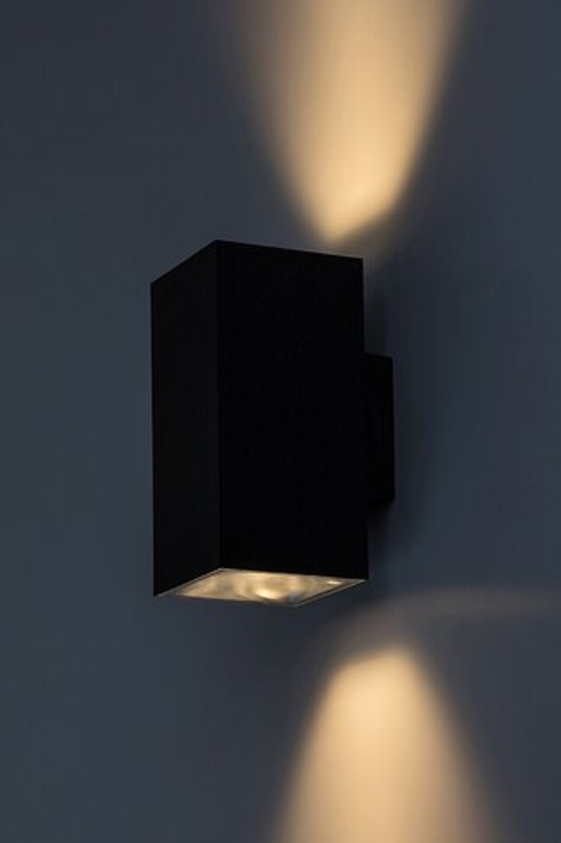 Външен LED аплик Urfa 18W с регулируема светлина – мощен, стилен и надежден