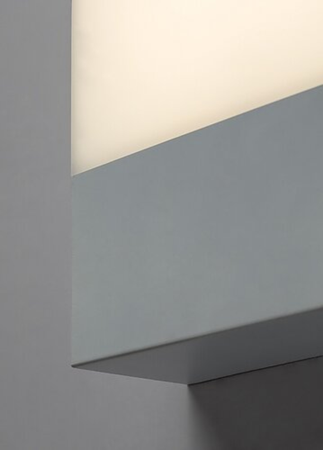 Модерен бял LED аплик Gimone 10W – елегантно вертикално фасадно осветление