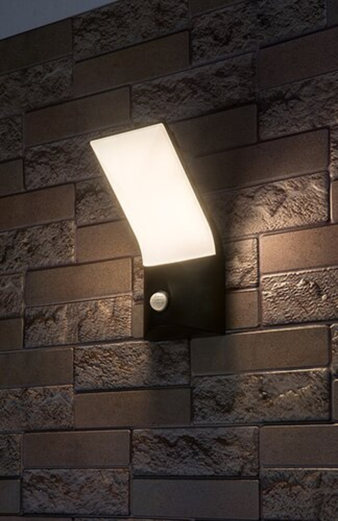 Външен LED аплик Tolna 10W с топло бяла светлина, PIR сензор и IP54 защита