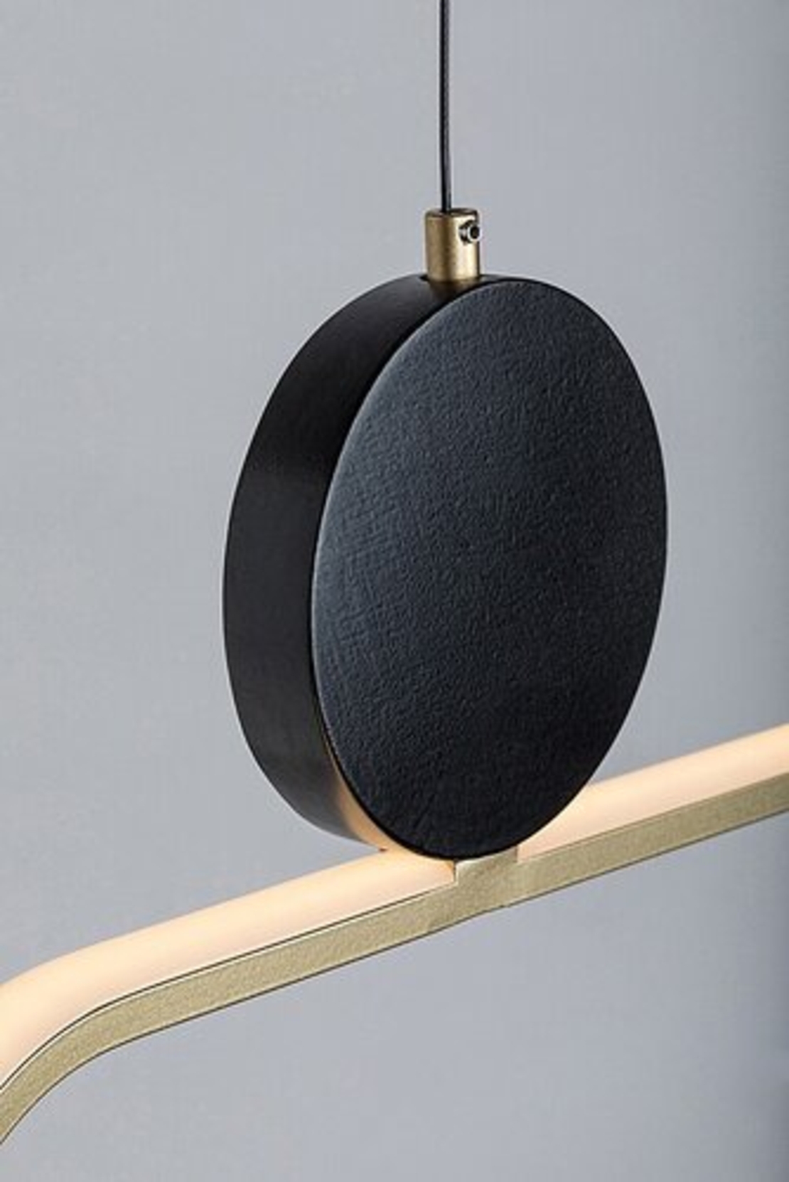 Модерен висящ LED полилей 48W – черно и златно, топла светлина 3000K