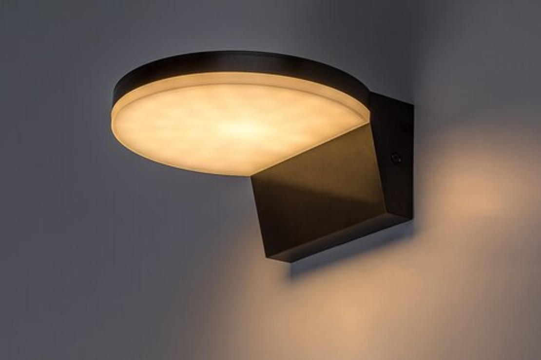 Модерен външен LED аплик Batida 9W с регулируема светлина – стилно фасадно осветление