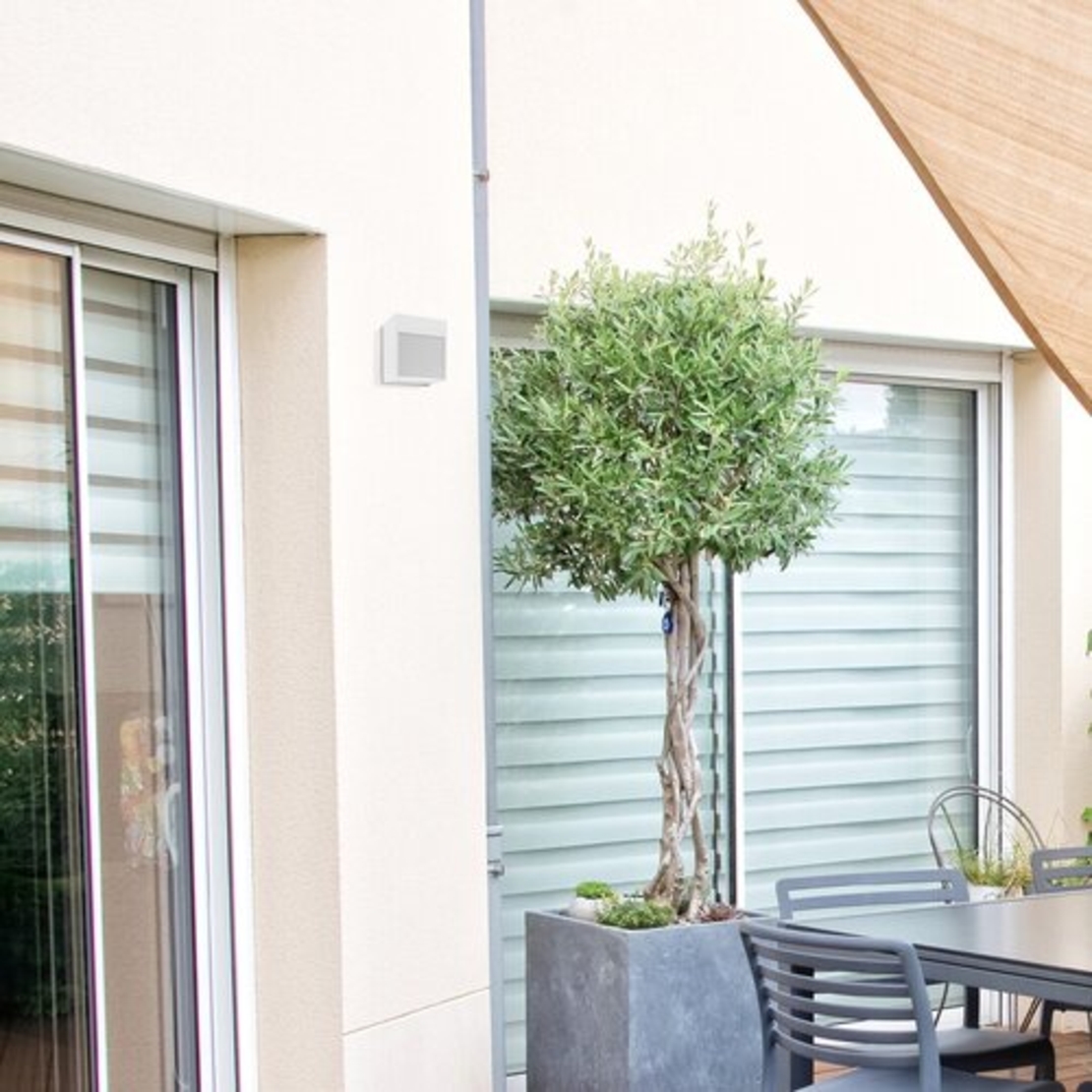 Модерен бял LED аплик Balimo 12W – стилно фасадно осветление с естествена светлина