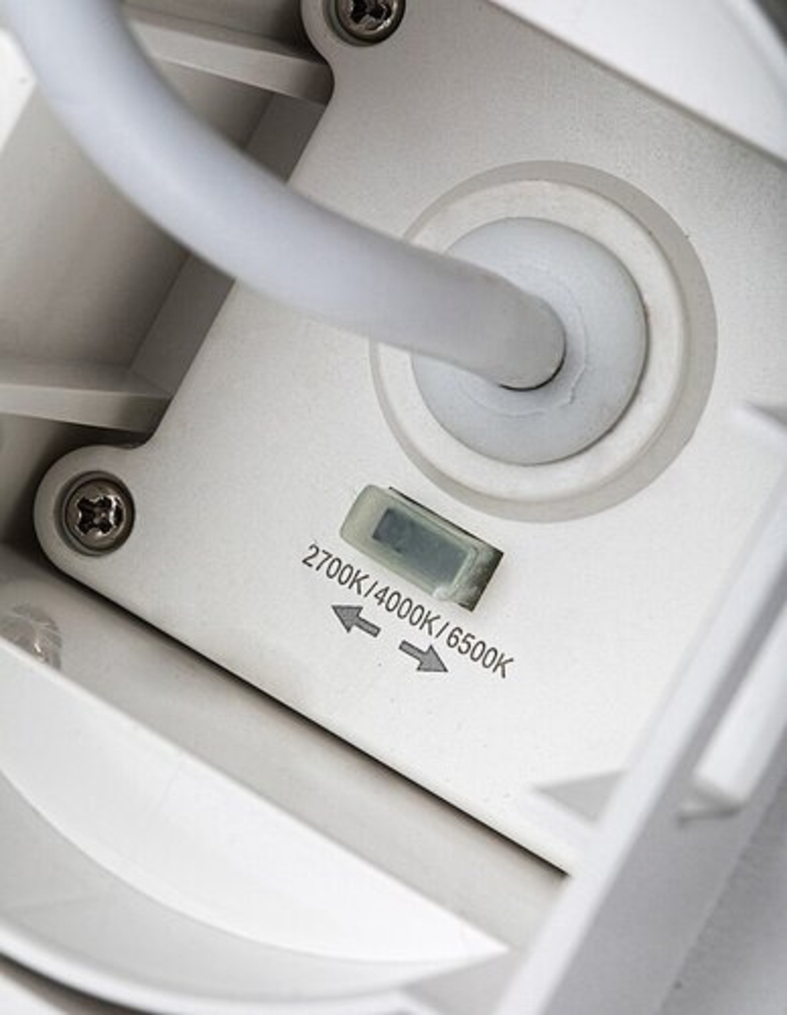 Външен LED аплик Urfa 9W в бял цвят – регулируема светлина за модерни фасади