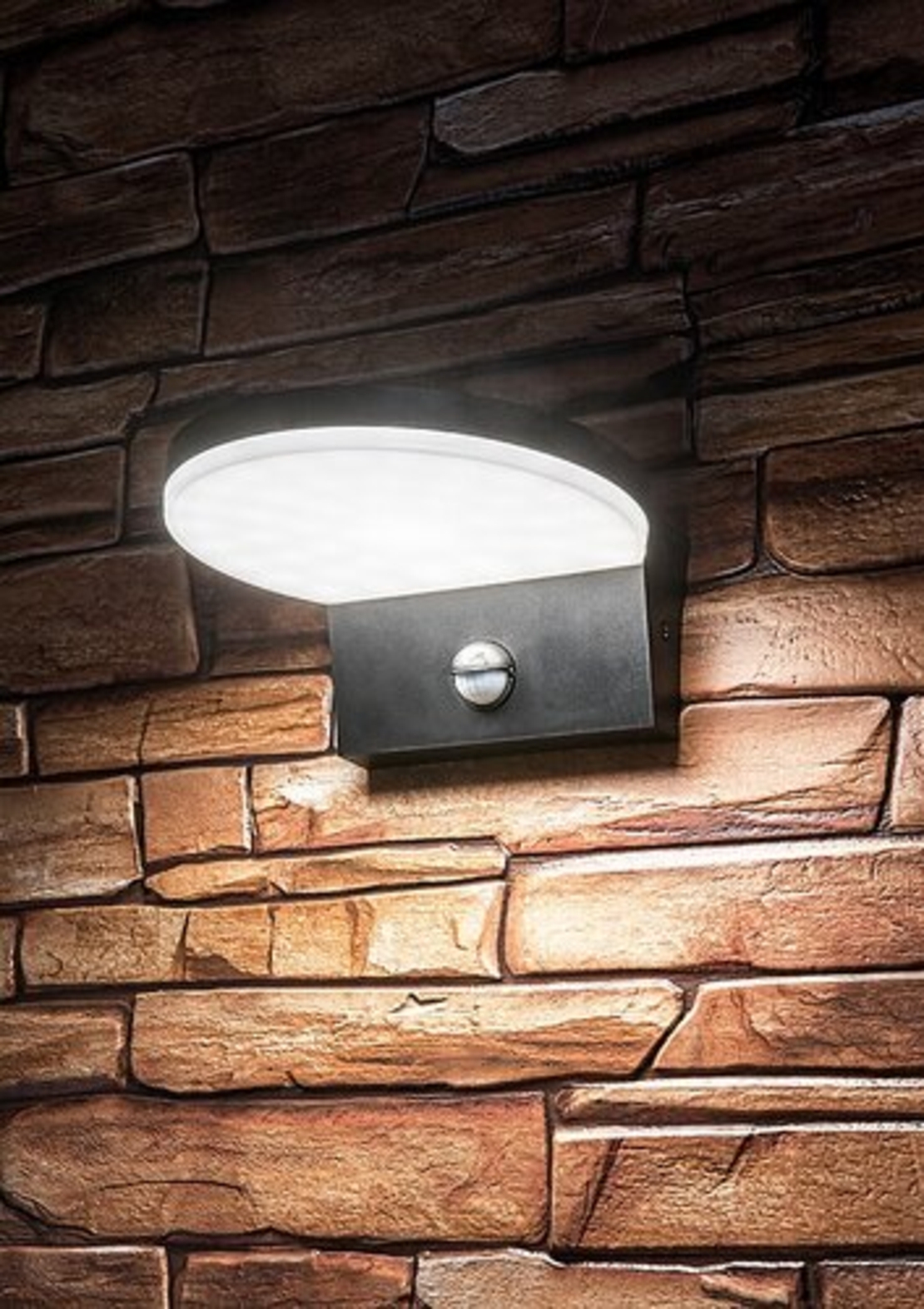 Интелигентен фасаден LED аплик Batida 9W с регулируема светлина и PIR сензор