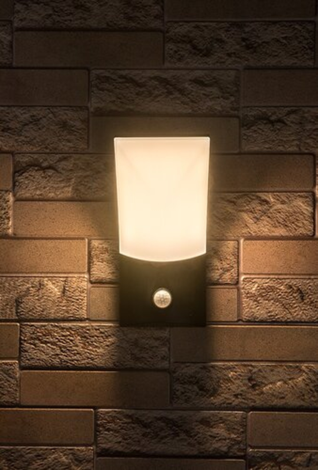 Външен LED аплик Tolna 10W с топло бяла светлина, PIR сензор и IP54 защита