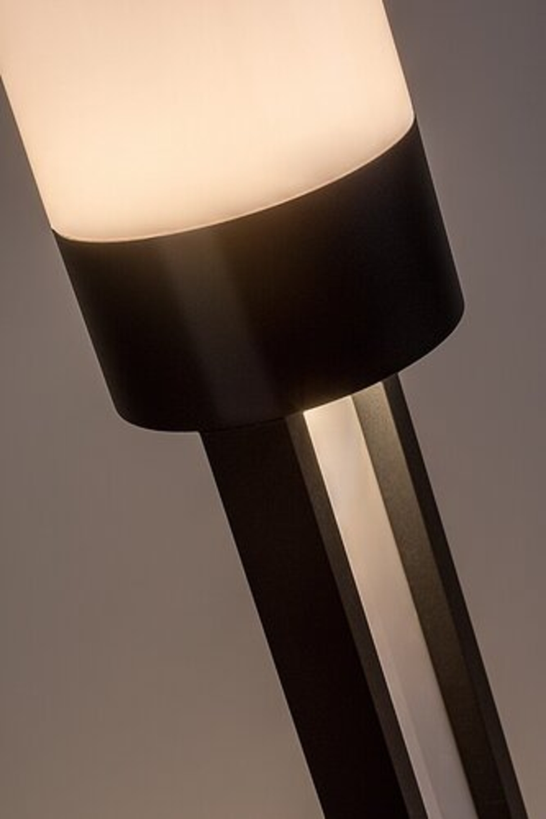 Външен LED стълб Leitha 12W с топло бяла светлина и IP44 защита