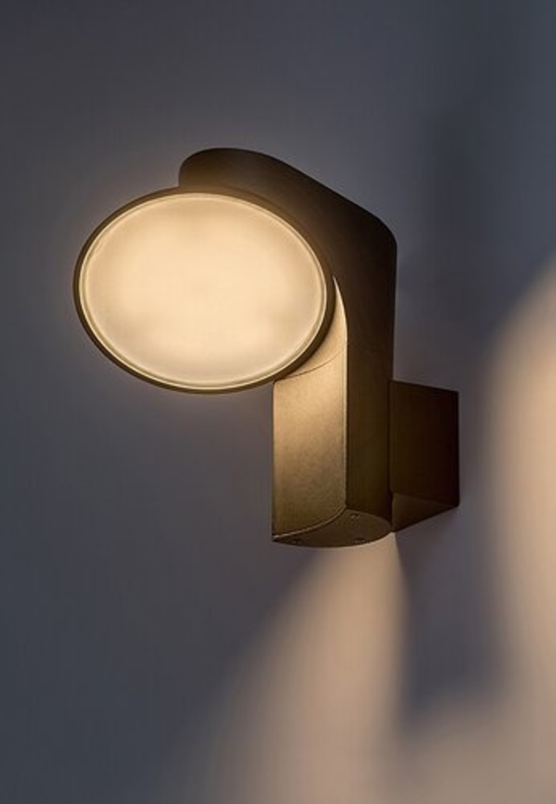 Външен LED фасаден аплик Wengen 12W с подвижна глава и топло бяла светлина