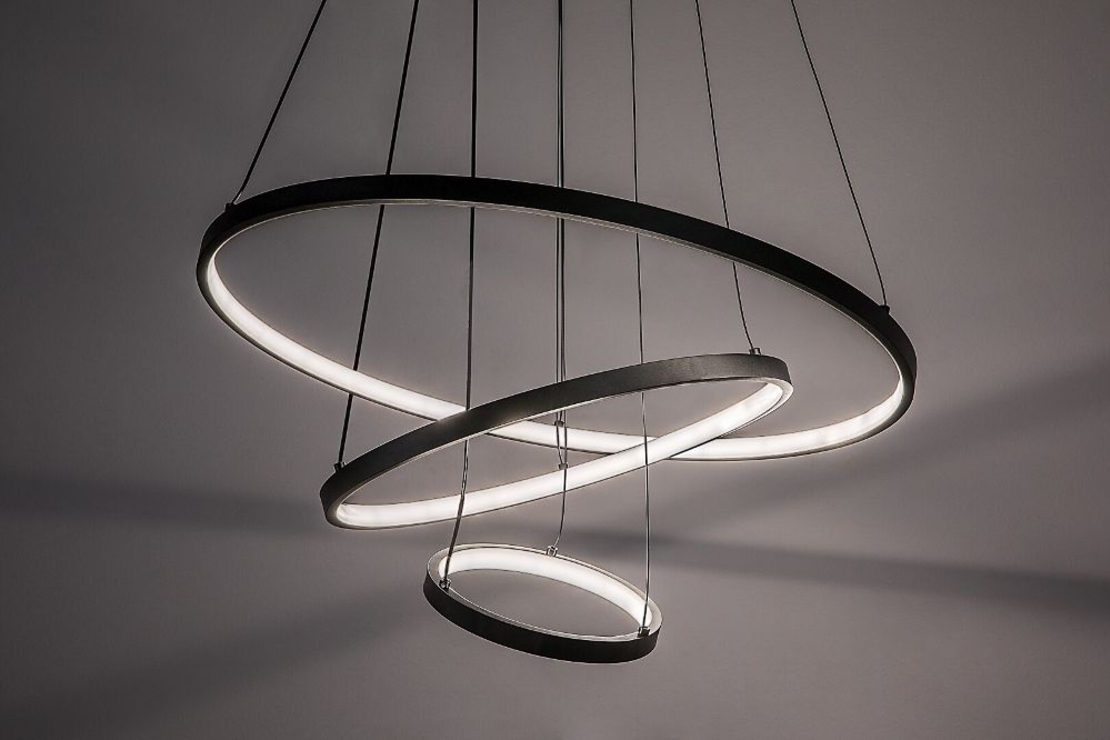 Модерен LED полилей 90W – черен метал, регулируема светлина и дистанционно управление