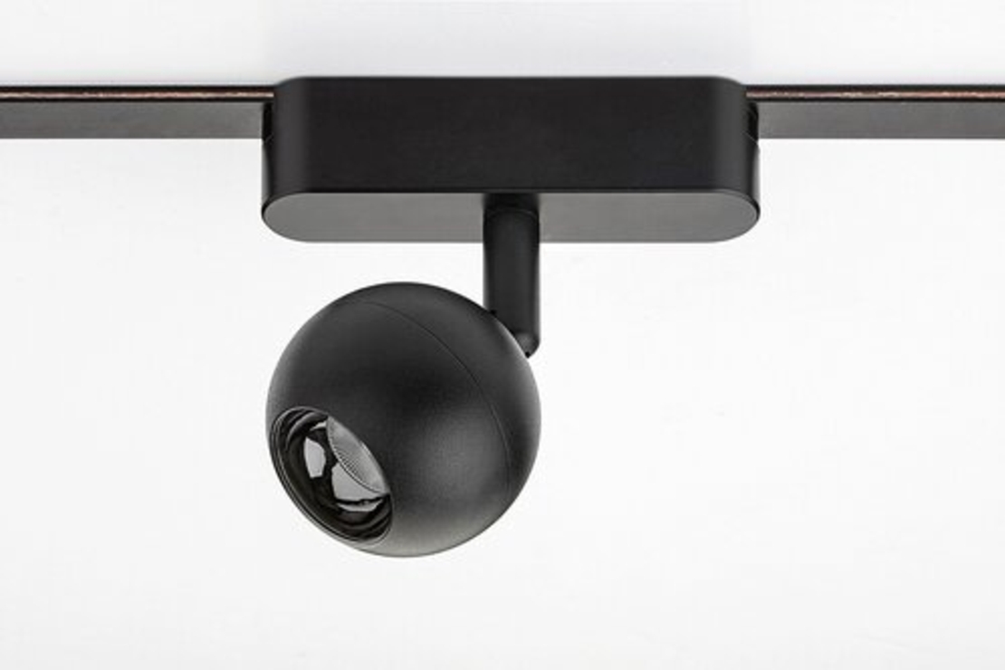 Смарт LED релсов спот – 5W регулируема цветна температура 2700–5500K, Wi-Fi управление, стилен черен алуминий