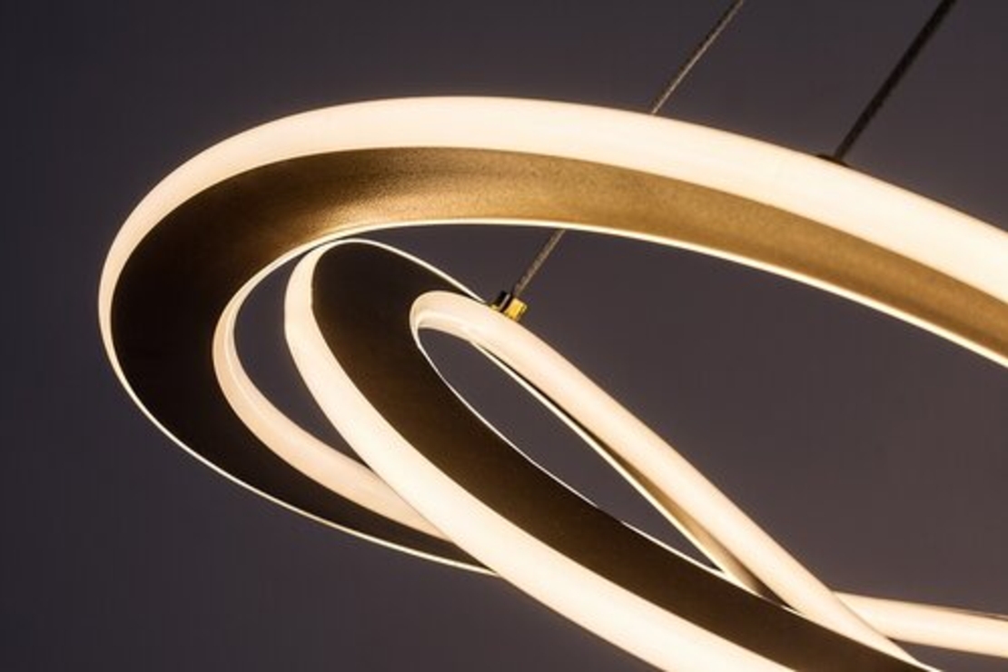 Елегантен LED висящ полилей 72W –от матирано златос регулируема височина и топла светлина 3000K с топла светлина 3000K