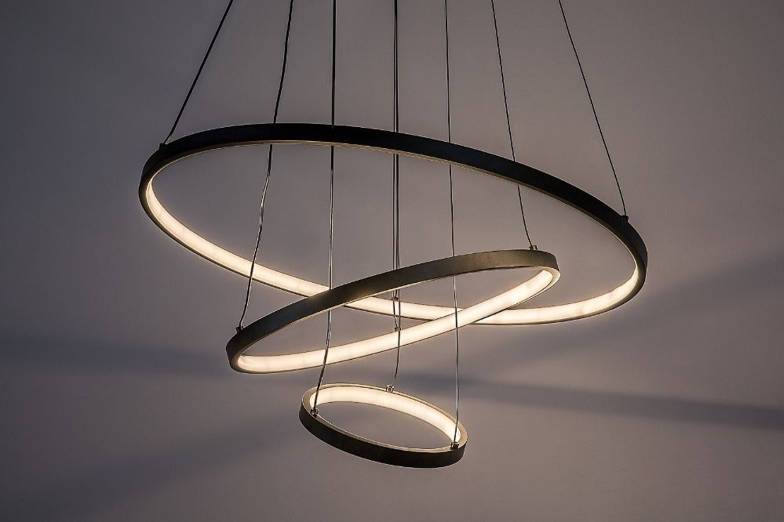 Модерен LED полилей 90W – черен метал, регулируема светлина и дистанционно управление