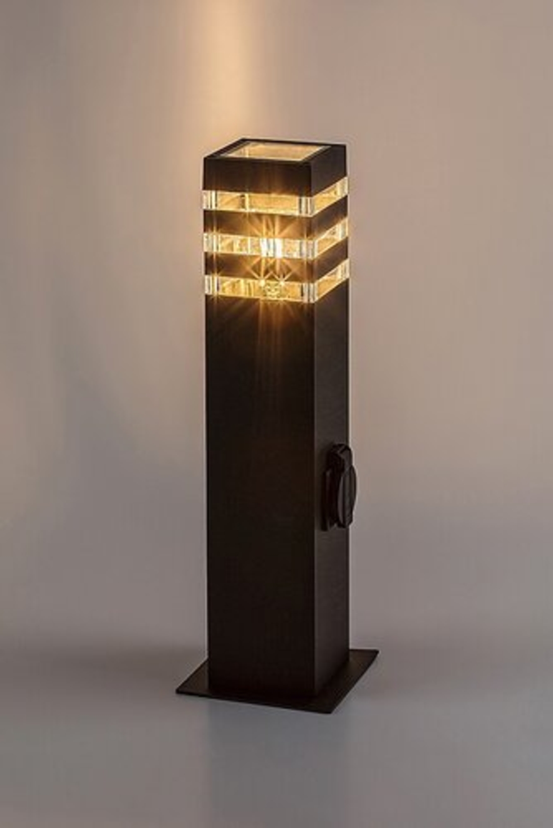 Градински стълб Ankara с вграден контакт – модерно външно осветление E27, IP44